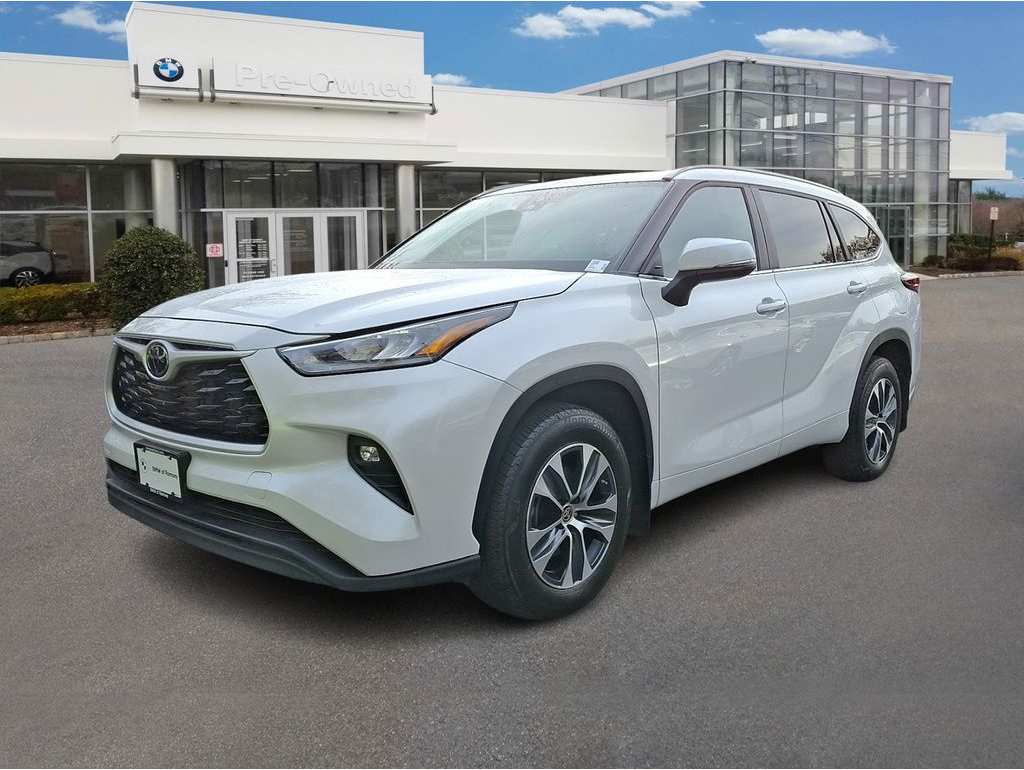 2024 Toyota Highlander XLE's photo