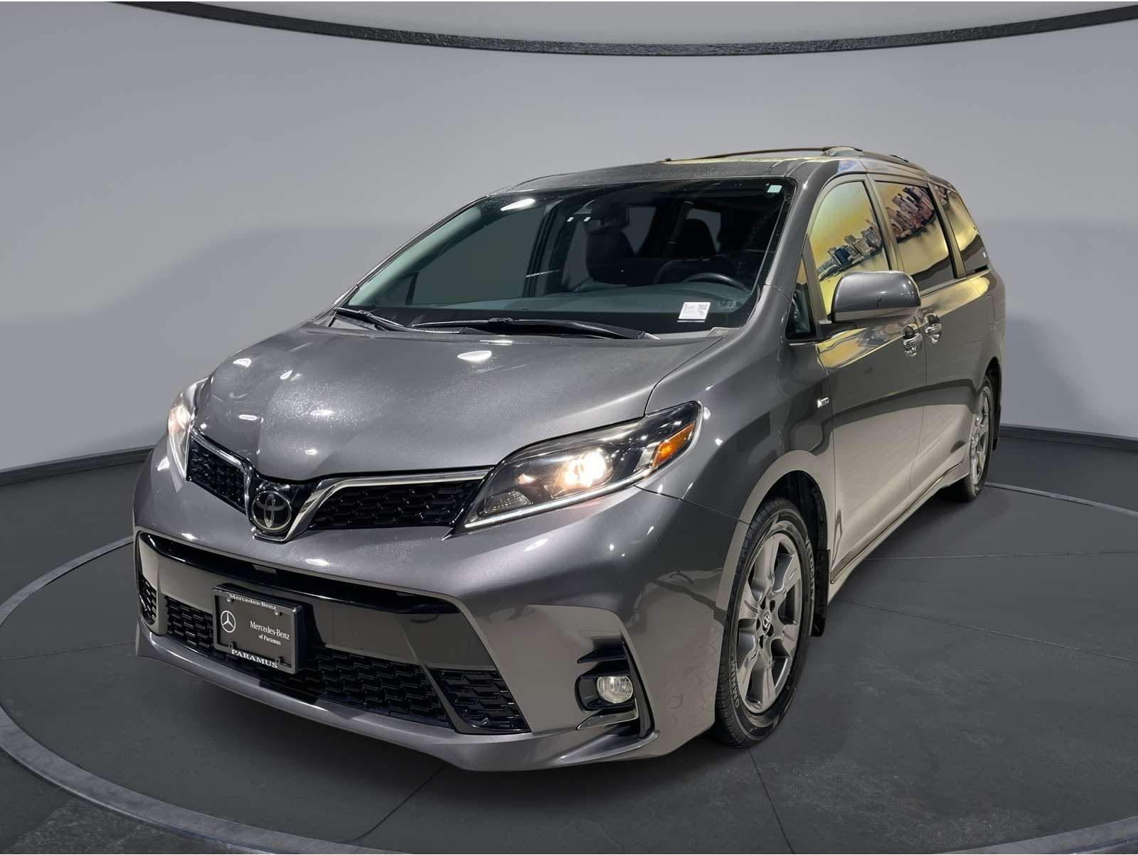 2019 Toyota Sienna SE Premium's photo