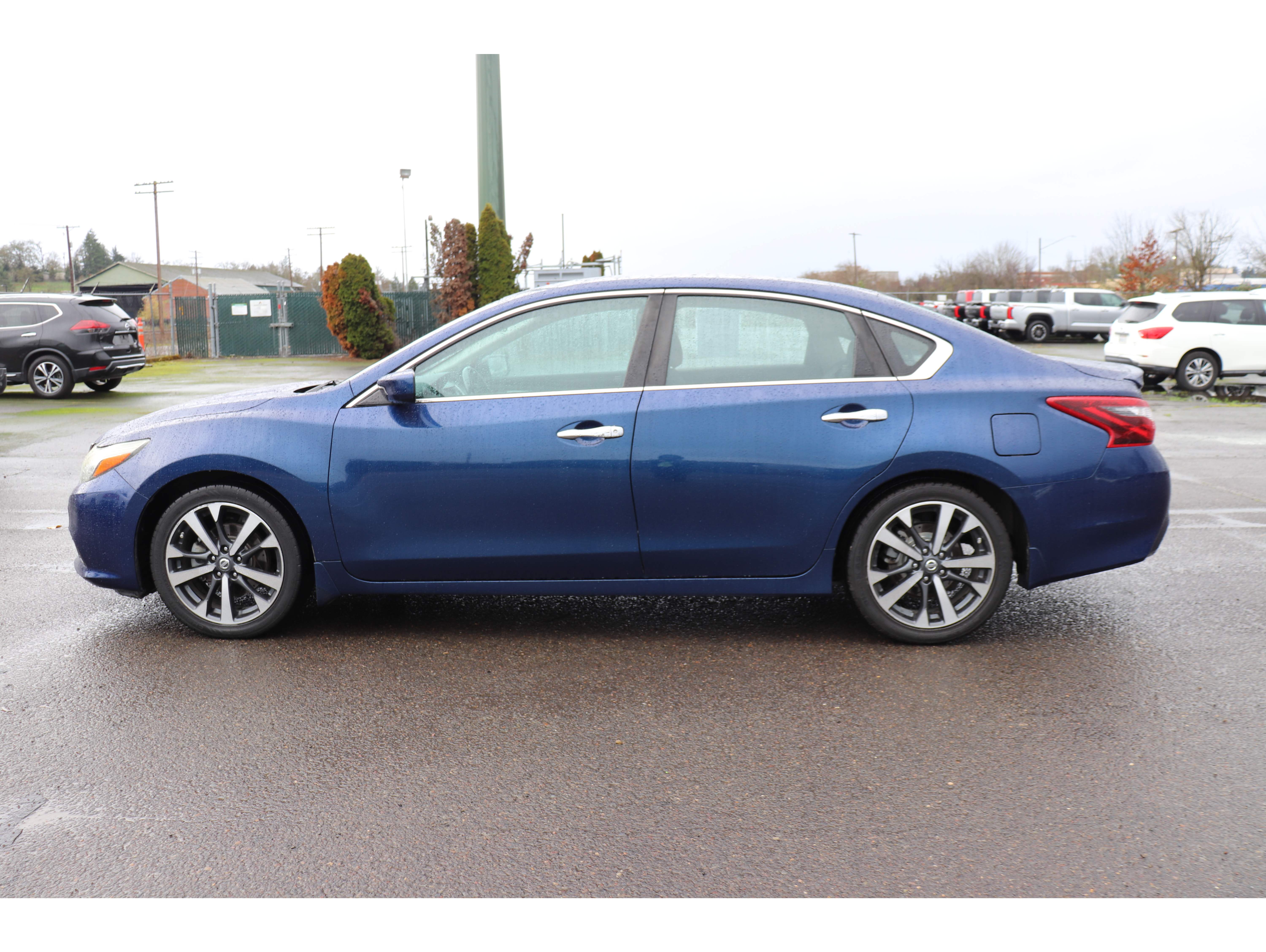 2017 Nissan Altima SR's photo