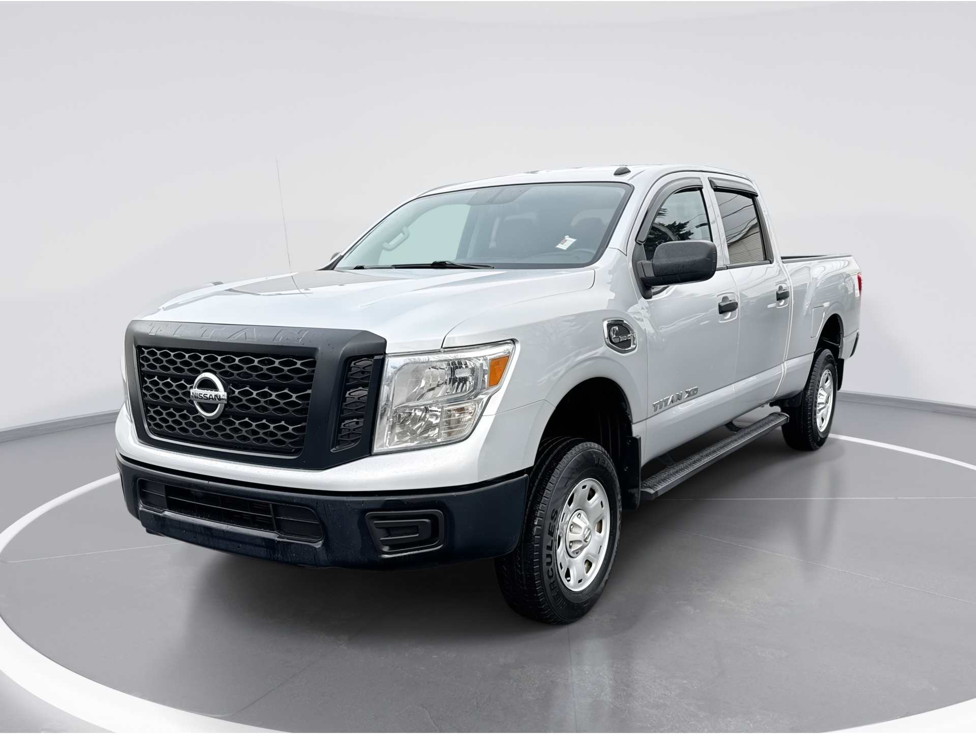 2019 Nissan Titan XD S's photo