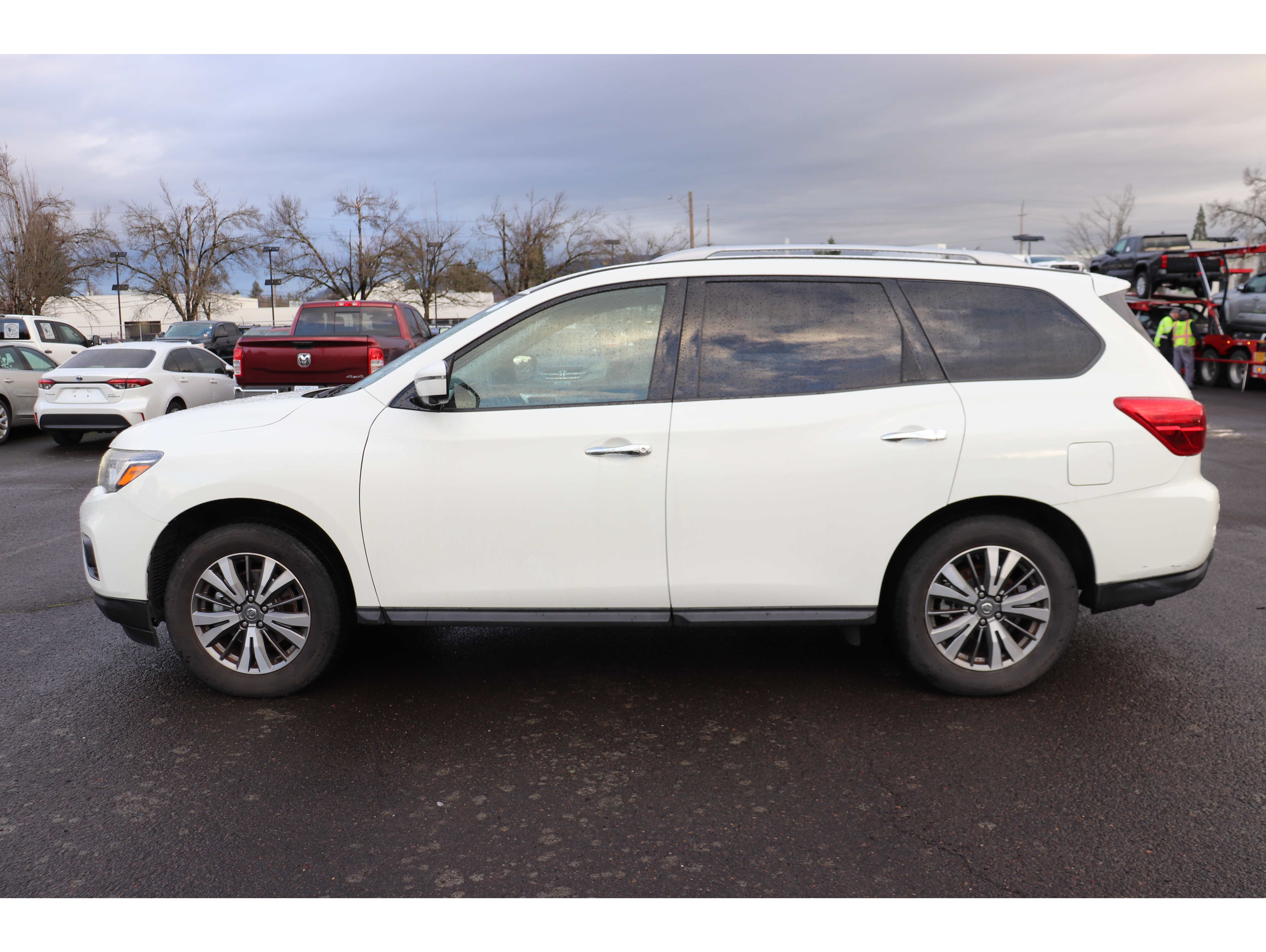 2020 Nissan Pathfinder SL's photo