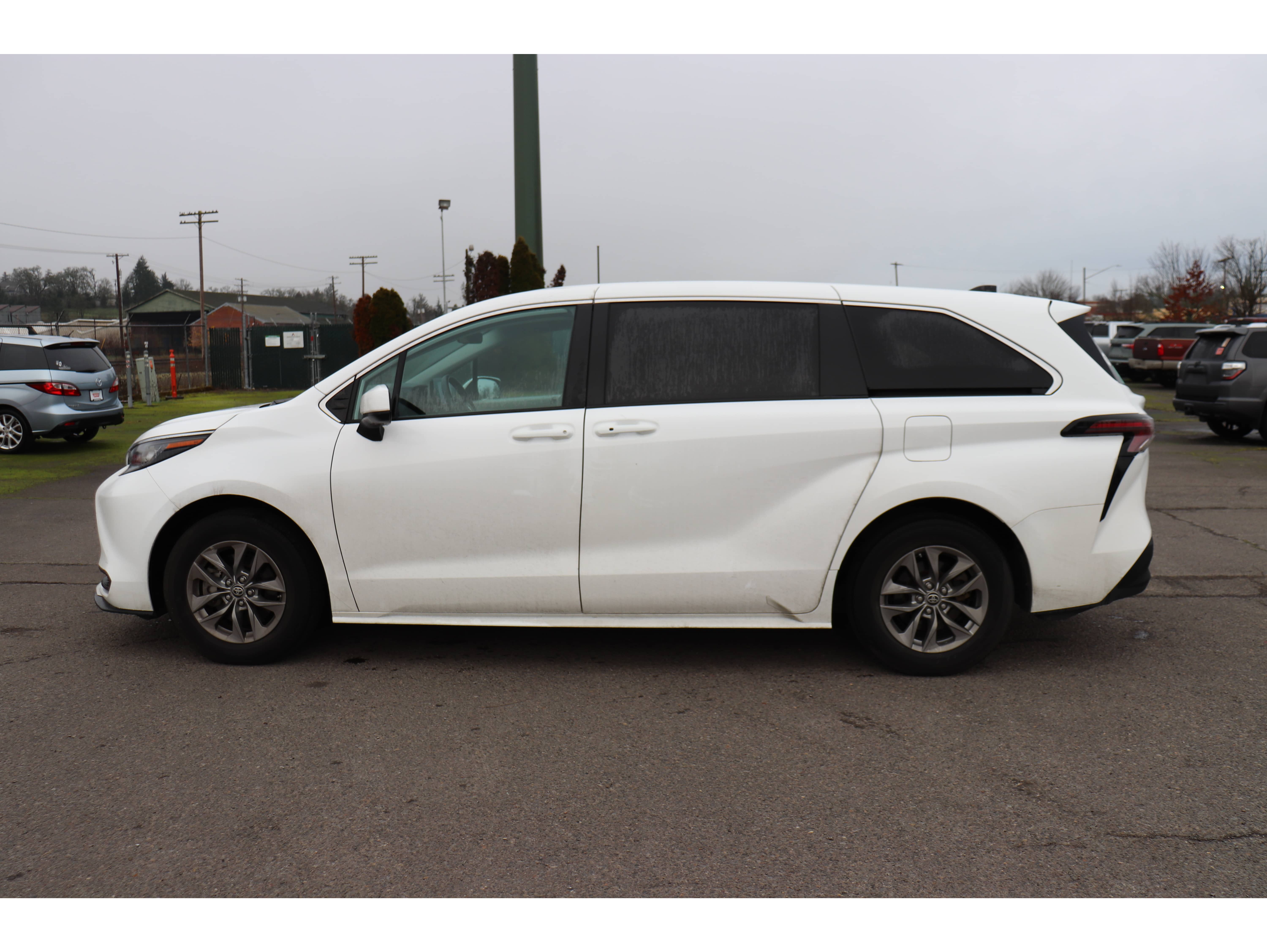 2023 Toyota Sienna LE's photo