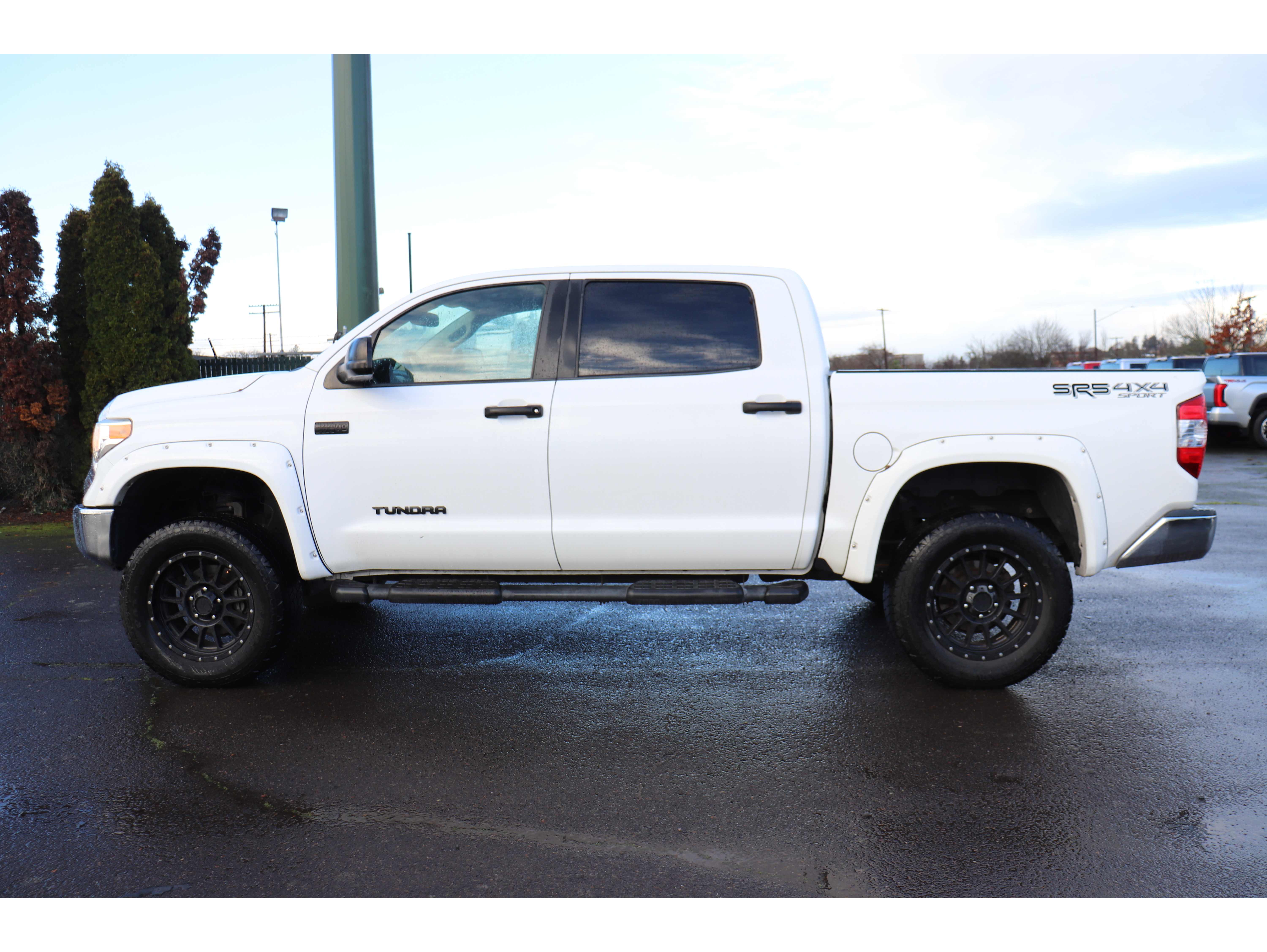 2017 Toyota Tundra SR5's photo