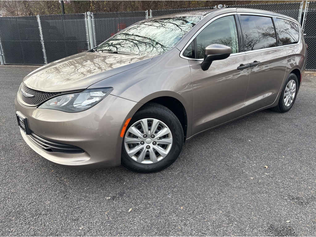 2018 Chrysler Pacifica L's photo