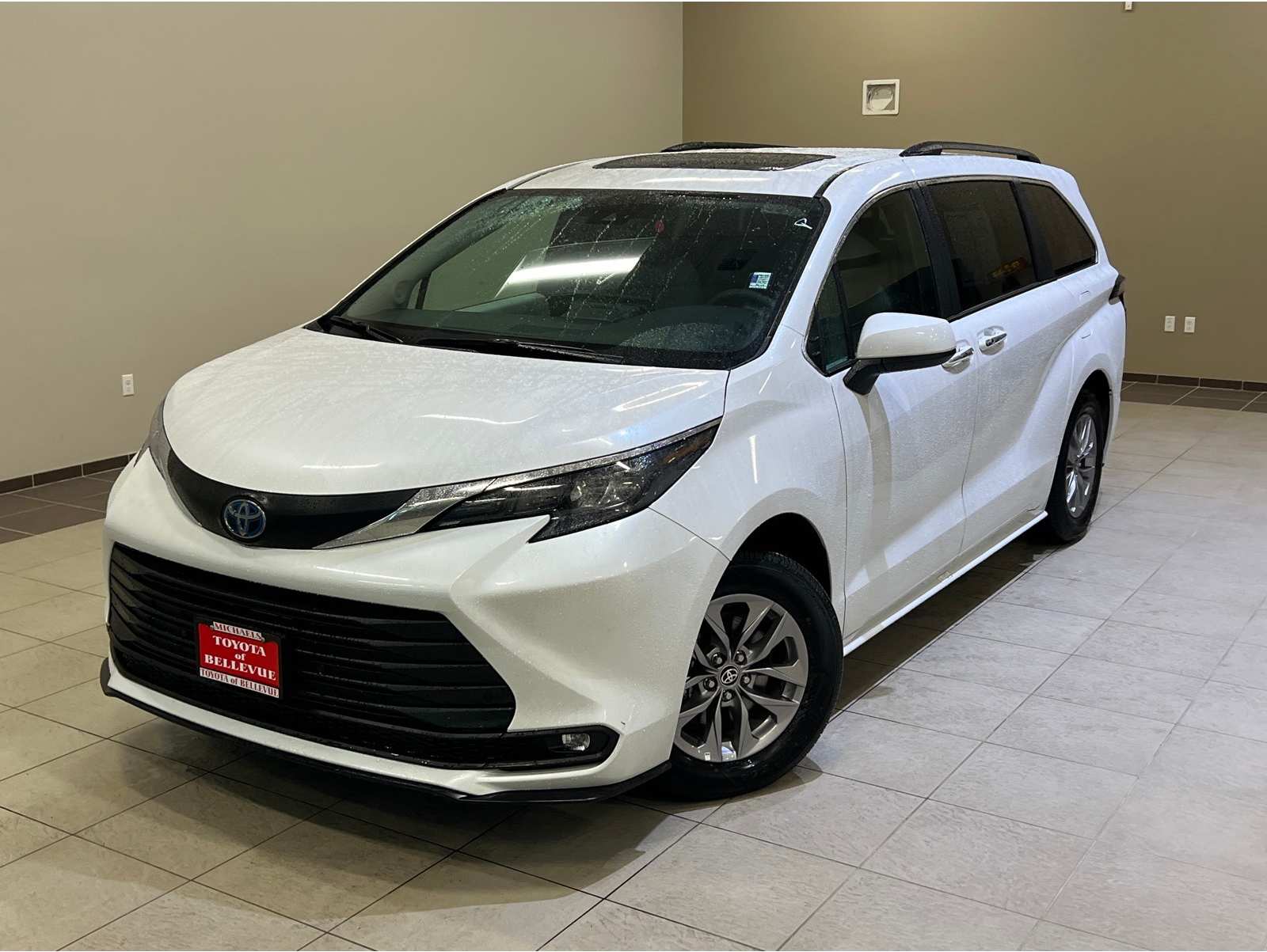 2025 Toyota Sienna XLE's photo