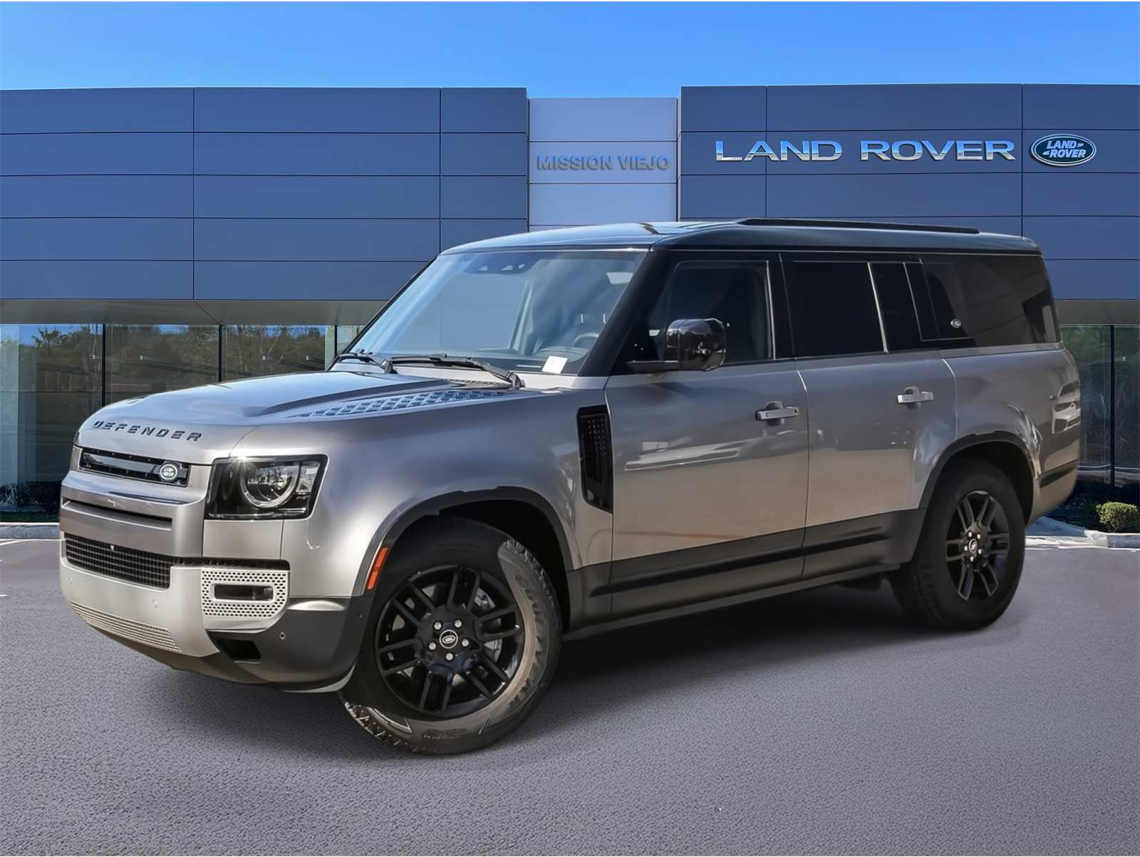 2023 Land Rover Defender SE's photo