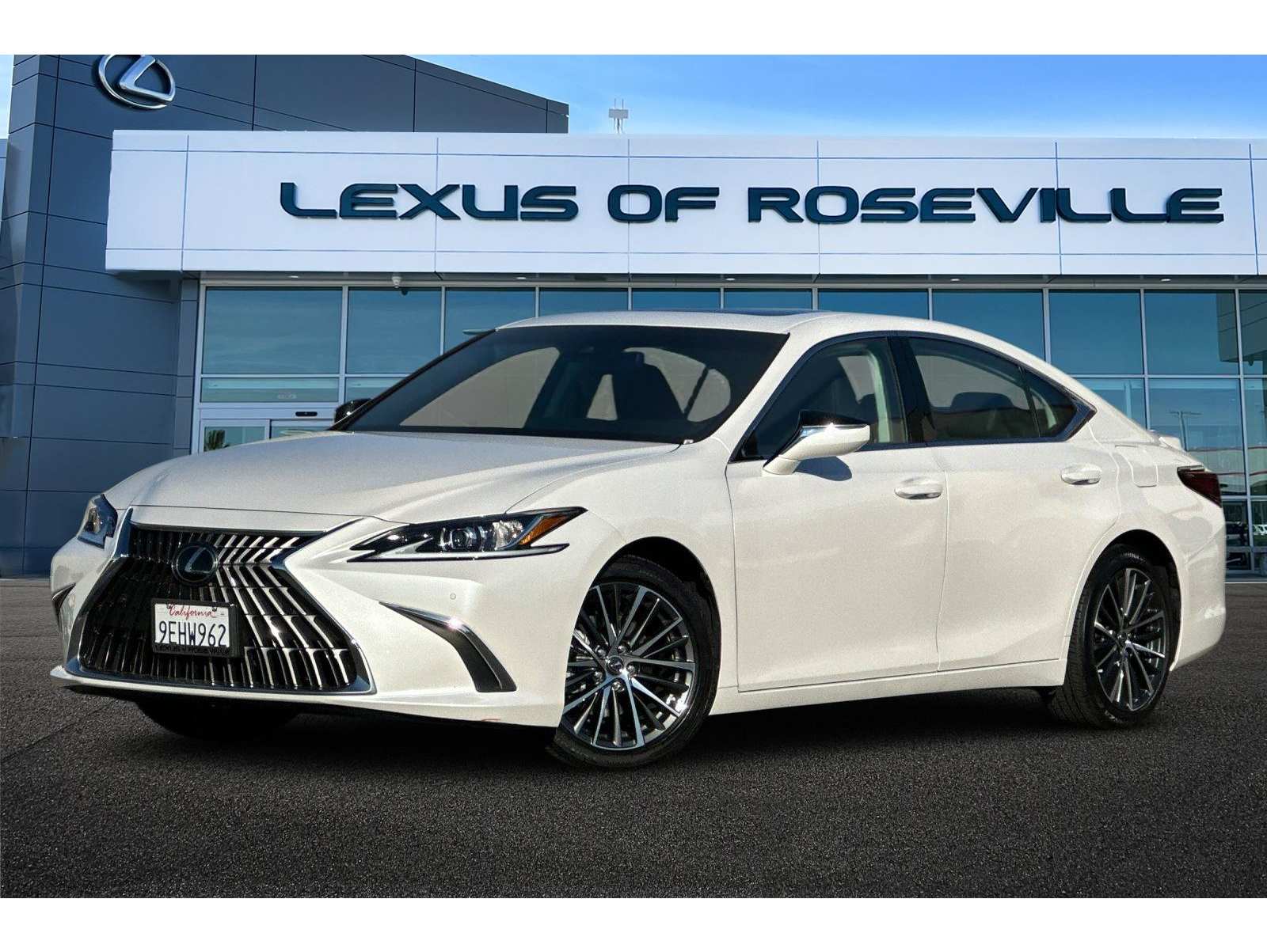 2023 Lexus ES Base's photo