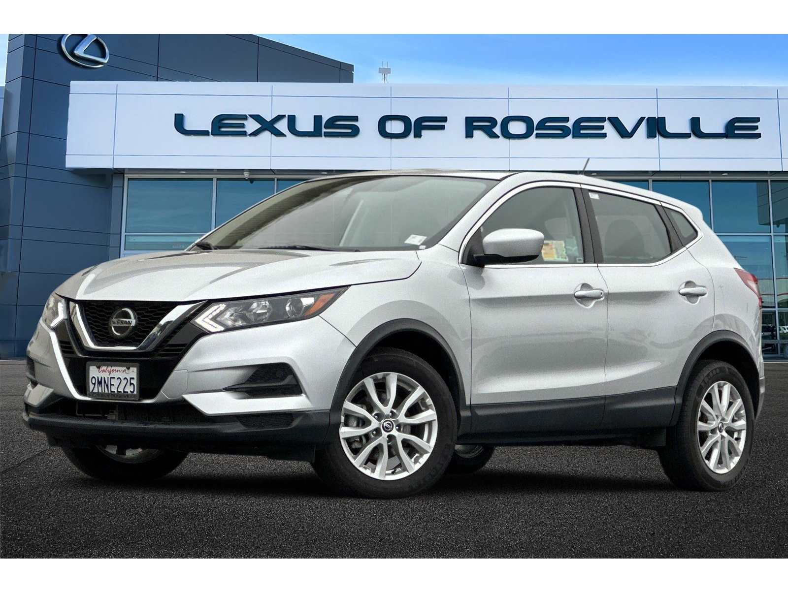 2022 Nissan Rogue Sport S's photo