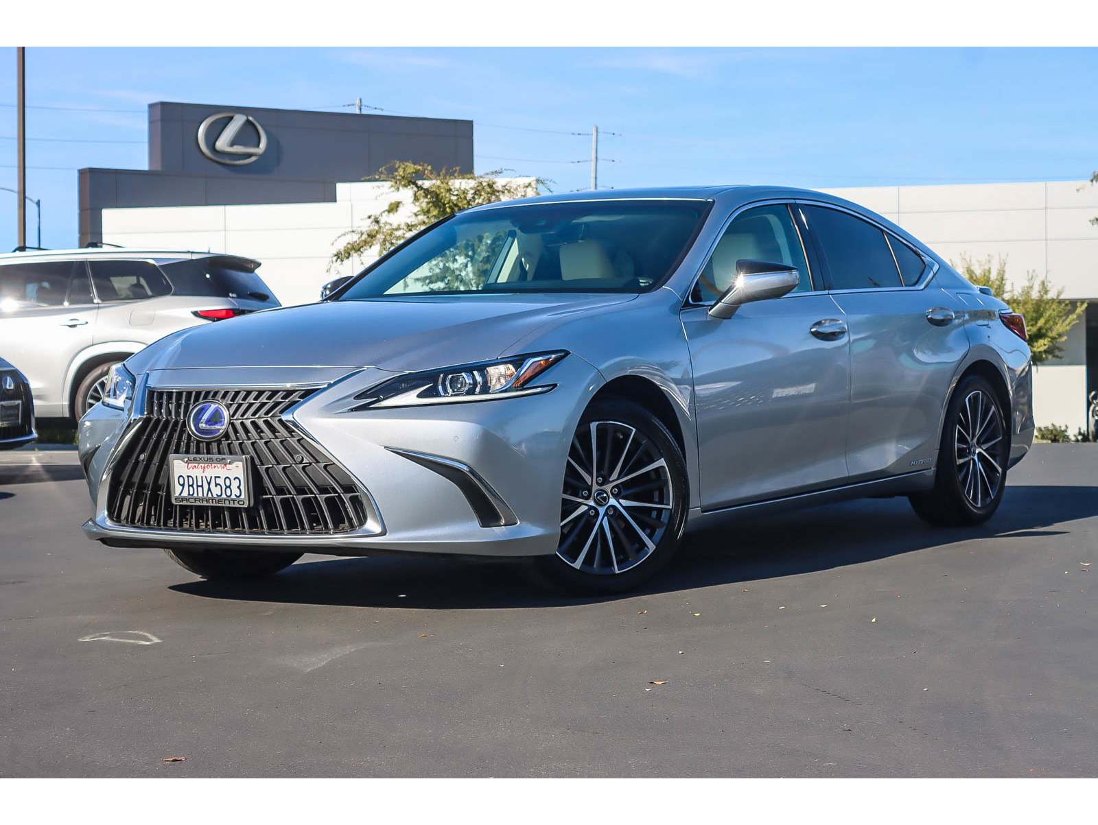 2022 Lexus ES Hybrid 300h's photo