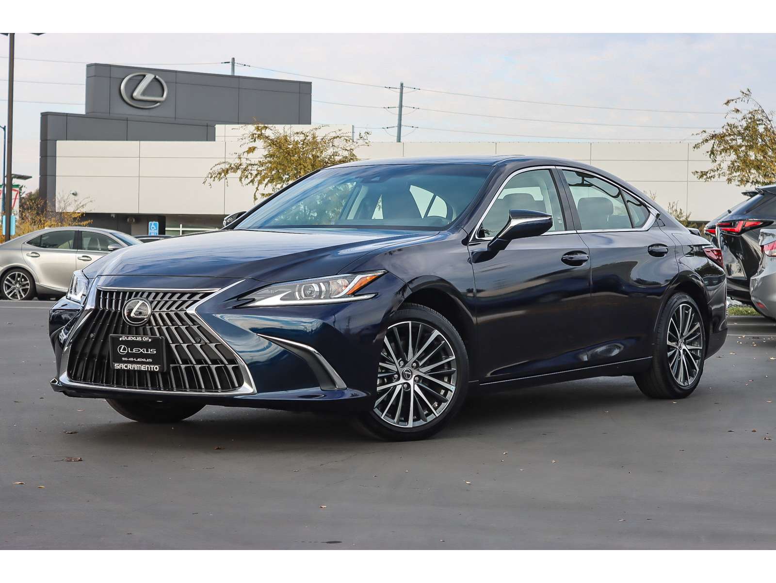 2024 Lexus ES Hybrid 300h's photo