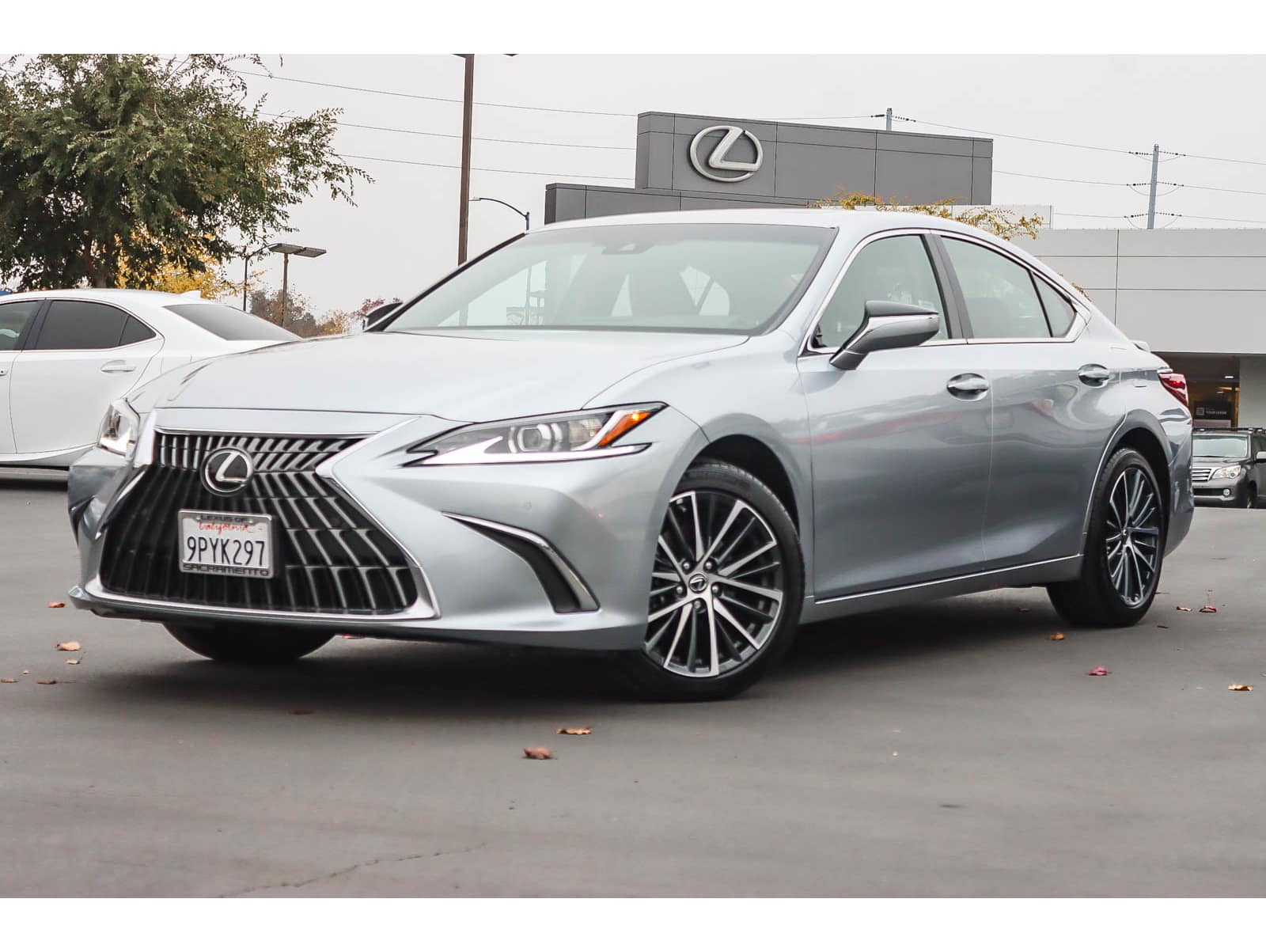 2025 Lexus ES Hybrid 300h's photo
