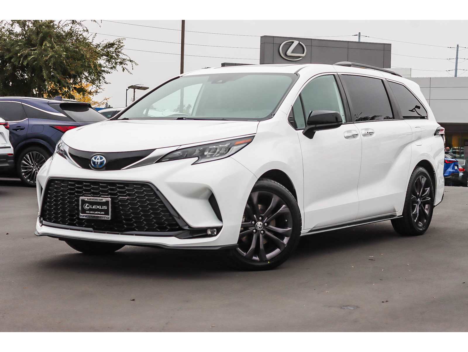 2022 Toyota Sienna XSE's photo