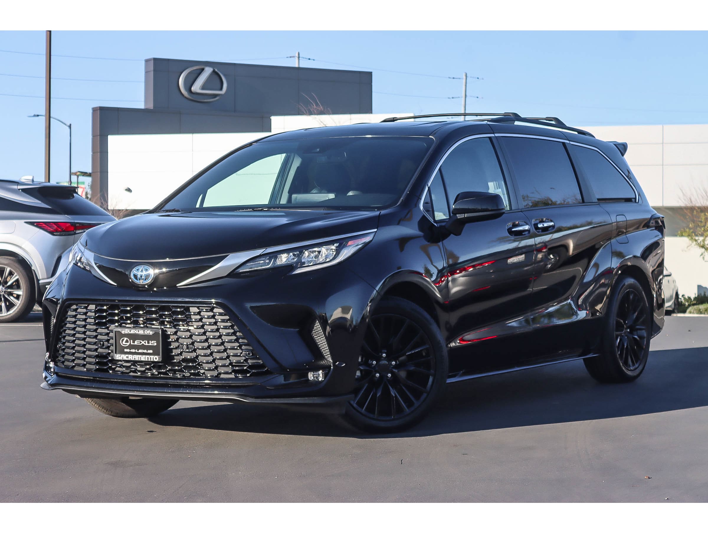 2023 Toyota Sienna XSE's photo