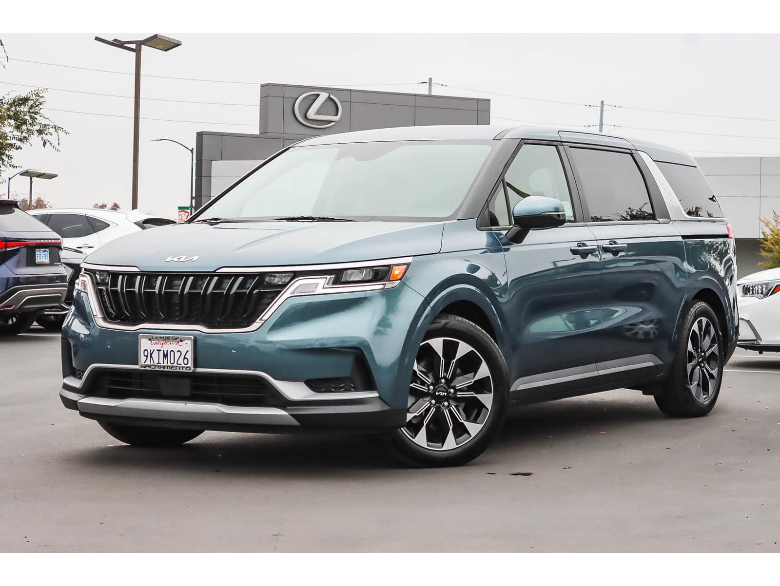 2024 Kia Carnival EX's photo