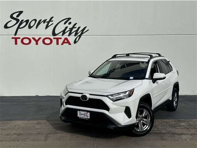 2025 Toyota RAV4 XLE's photo