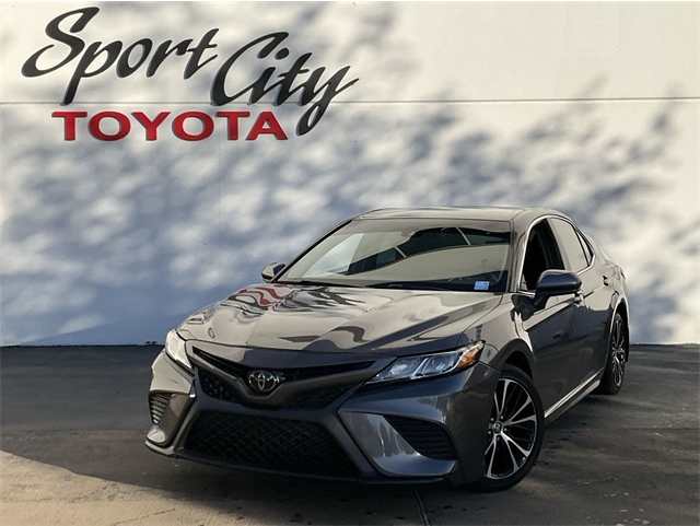 2020 Toyota Camry SE's photo