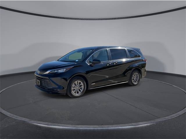 2021 Toyota Sienna LE's photo