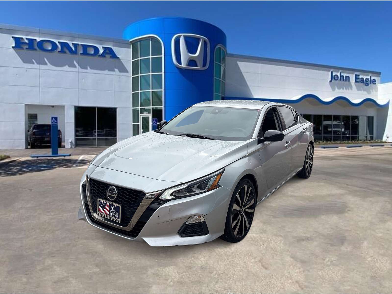 2022 Nissan Altima SR's photo