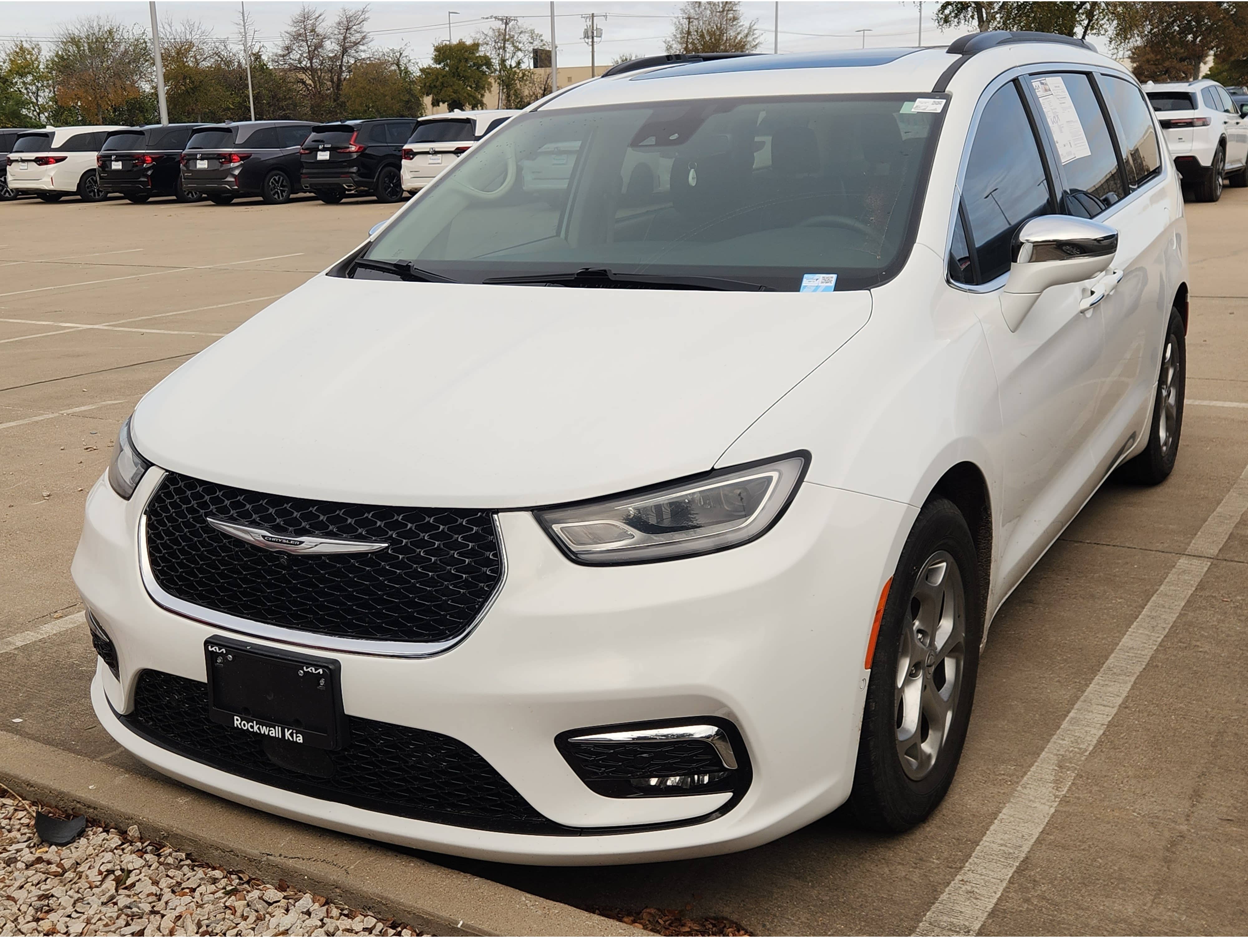 2022 Chrysler Pacifica Limited's photo