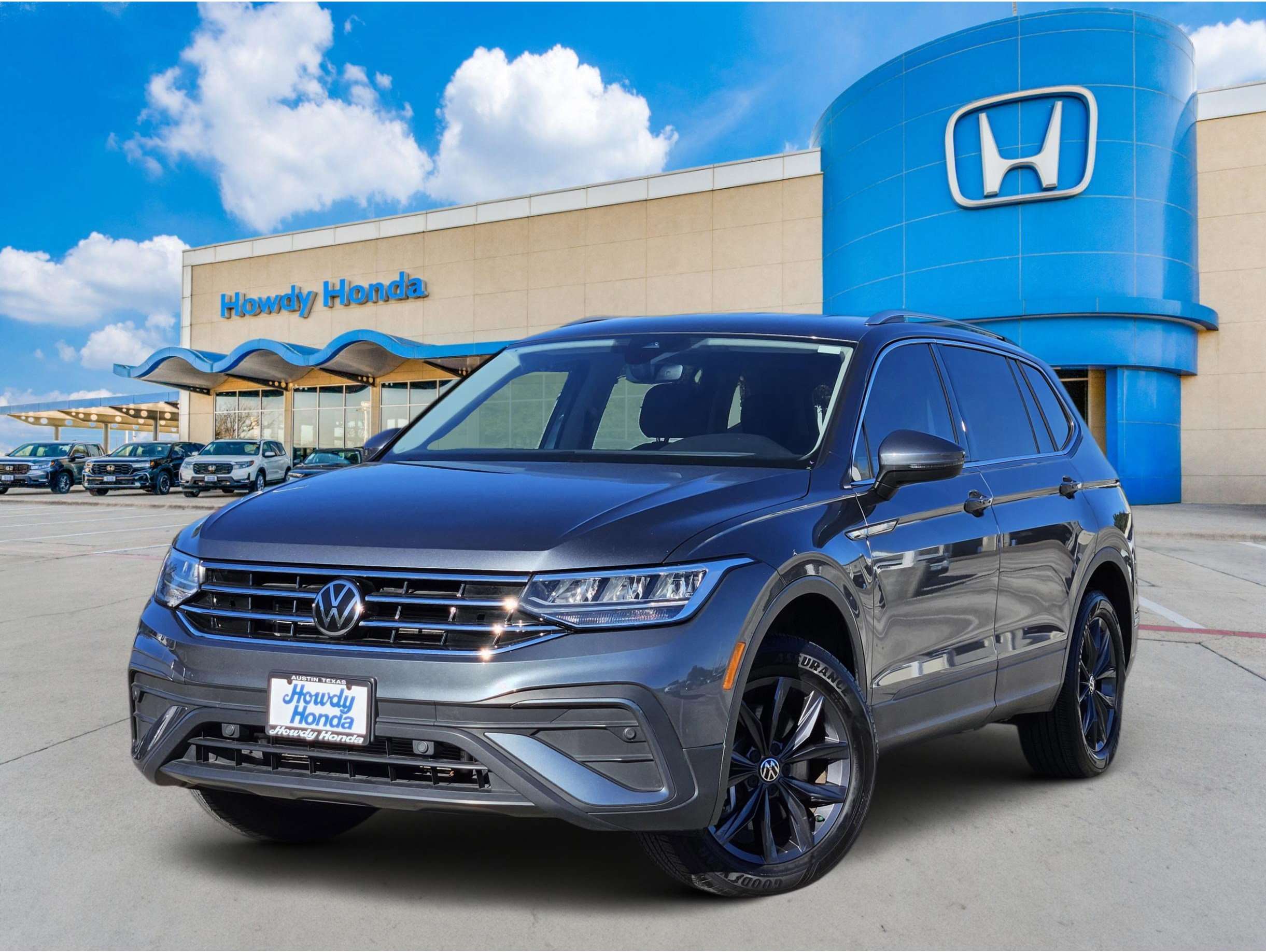 2022 Volkswagen Tiguan SE's photo