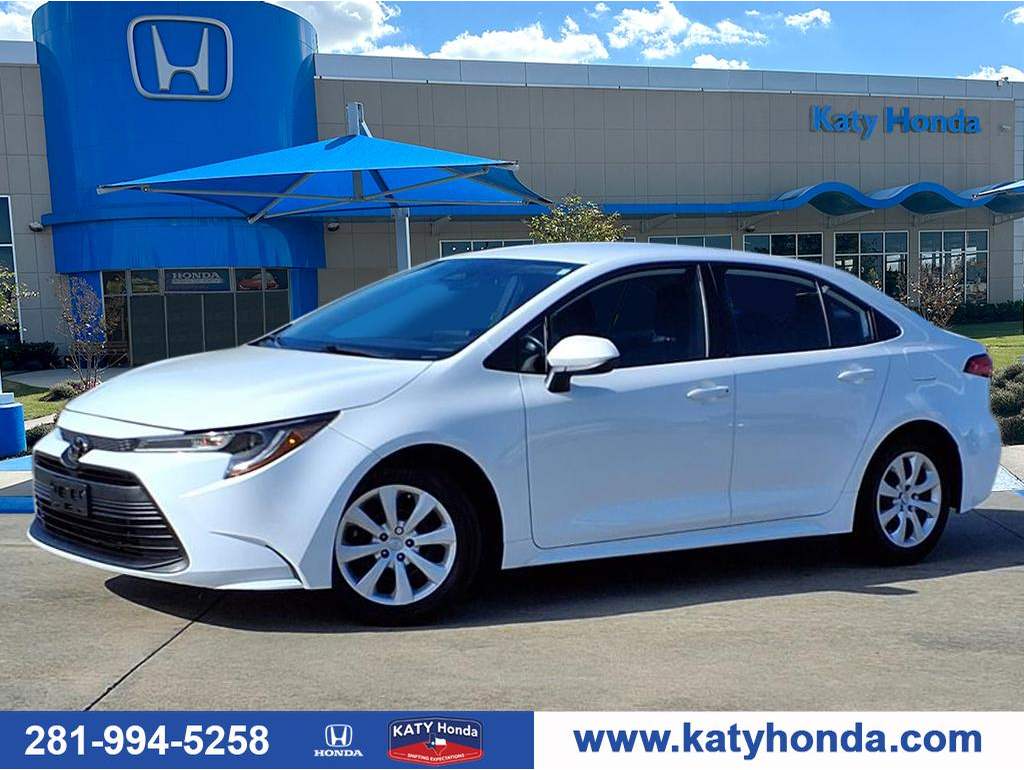 2024 Toyota Corolla LE's photo