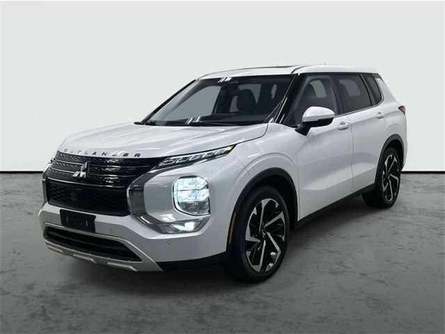 2023 Mitsubishi Outlander SE's photo