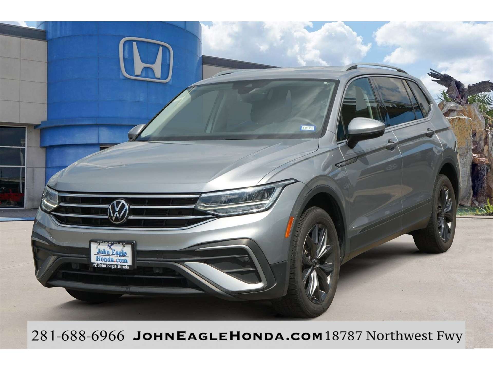 2023 Volkswagen Tiguan SE's photo