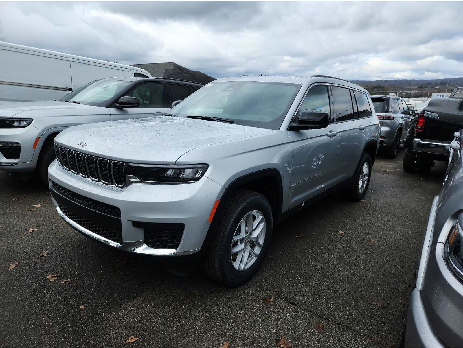 2025 Jeep Grand Cherokee L Laredo's photo