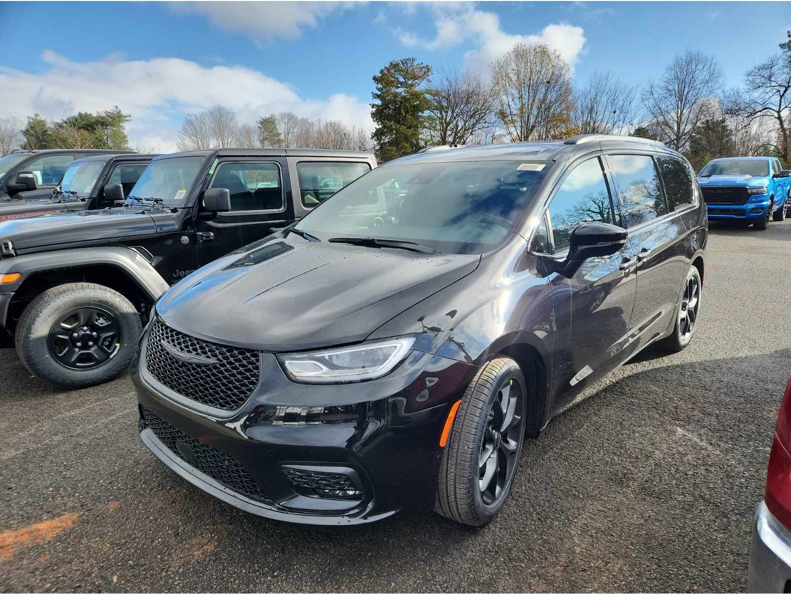 2026 Chrysler Pacifica Select's photo
