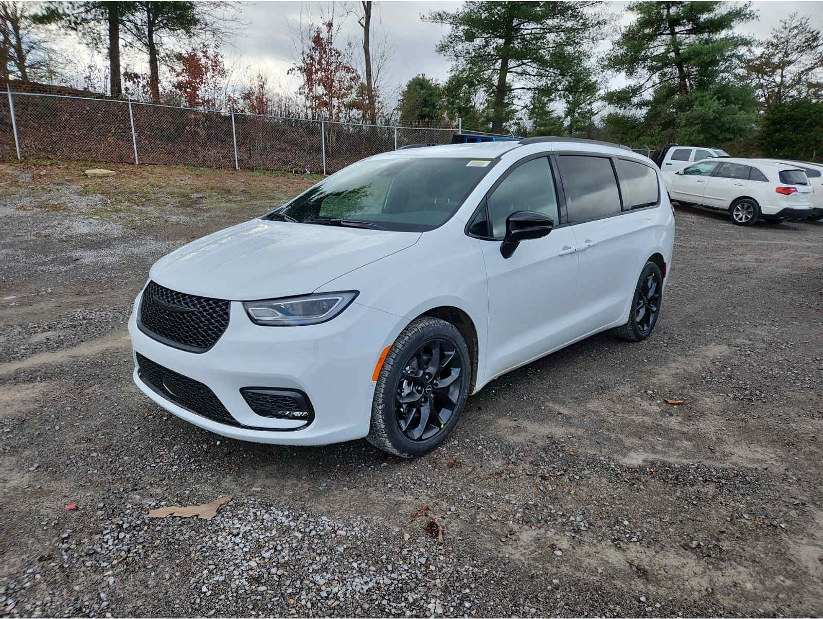 2026 Chrysler Pacifica Select's photo