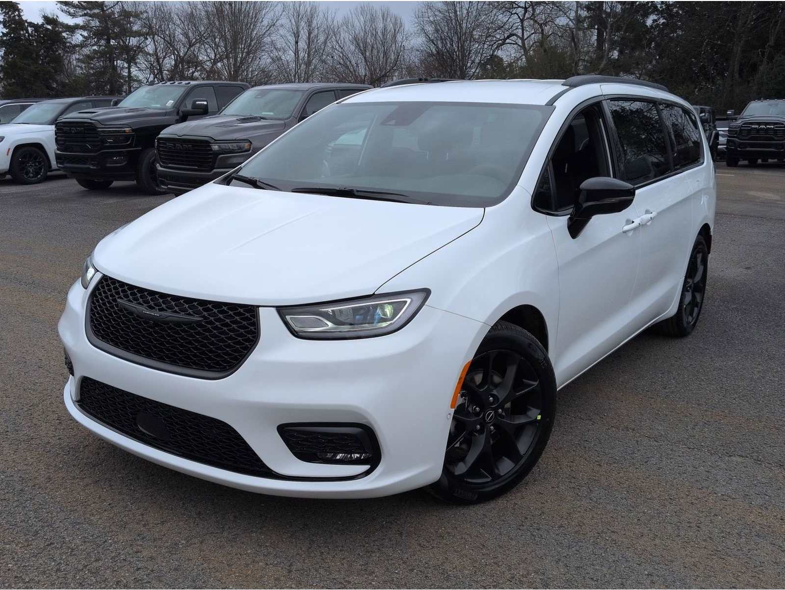 2026 Chrysler Pacifica Select's photo