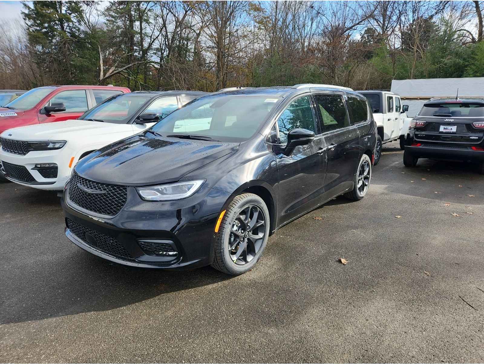 2026 Chrysler Pacifica Select's photo