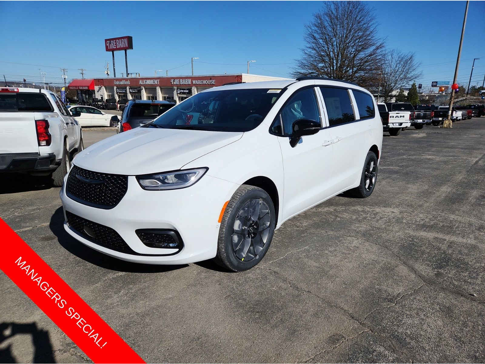 2026 Chrysler Pacifica Select's photo