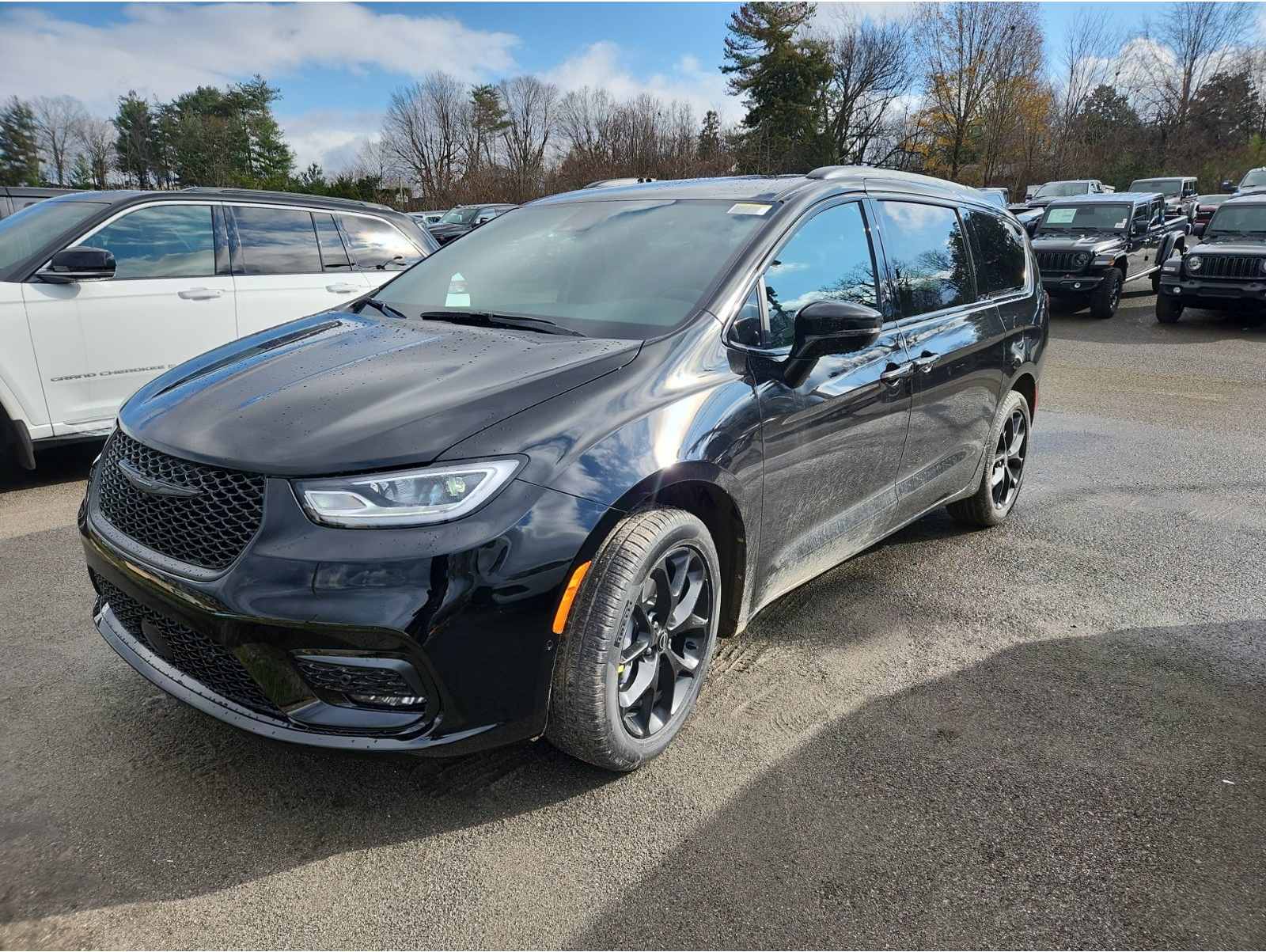 2026 Chrysler Pacifica Select's photo