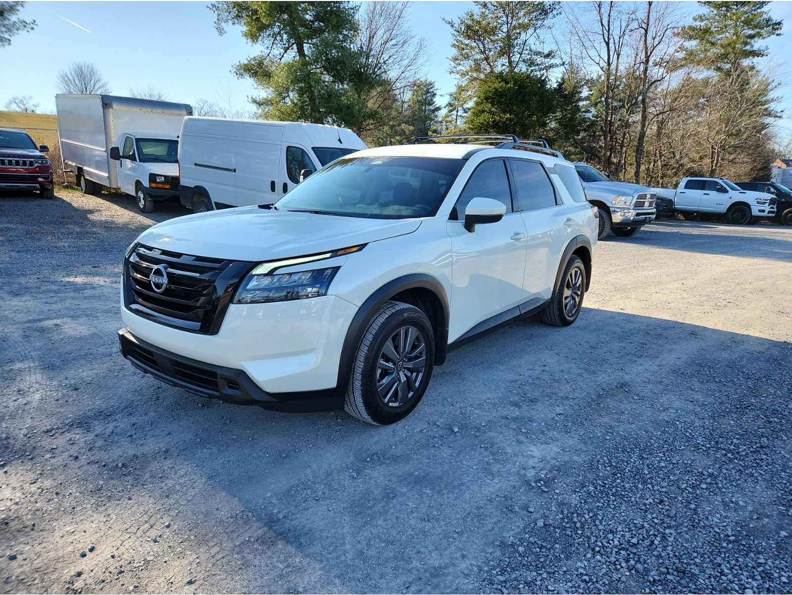 2024 Nissan Pathfinder SV's photo