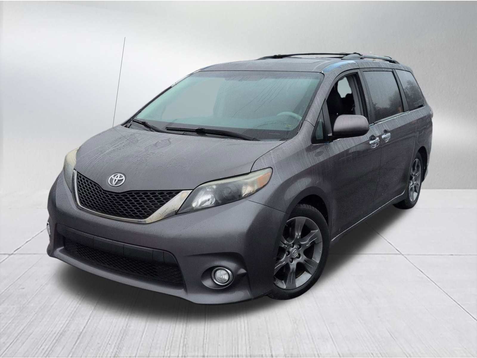 2013 Toyota Sienna SE's photo