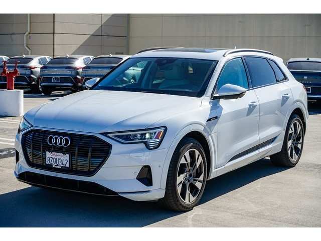 2022 Audi e-tron Premium's photo