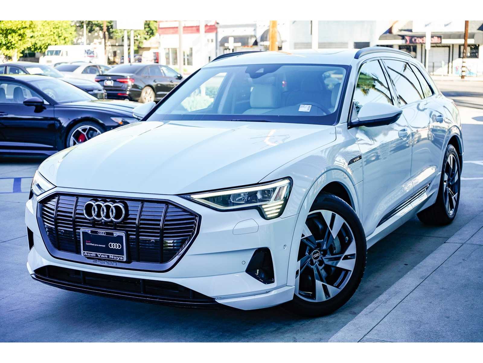 2022 Audi e-tron Premium's photo