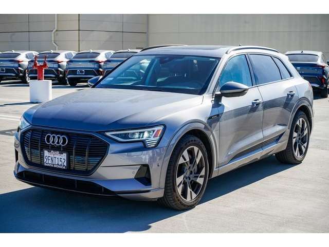 2023 Audi e-tron Premium's photo