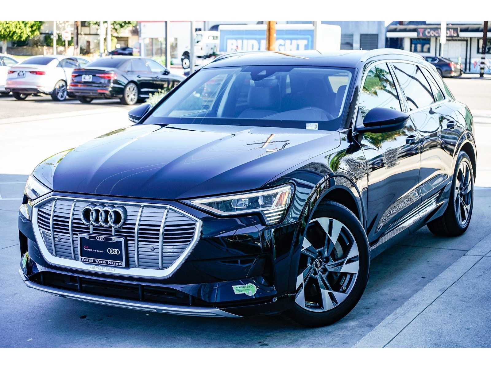 2023 Audi e-tron Premium's photo