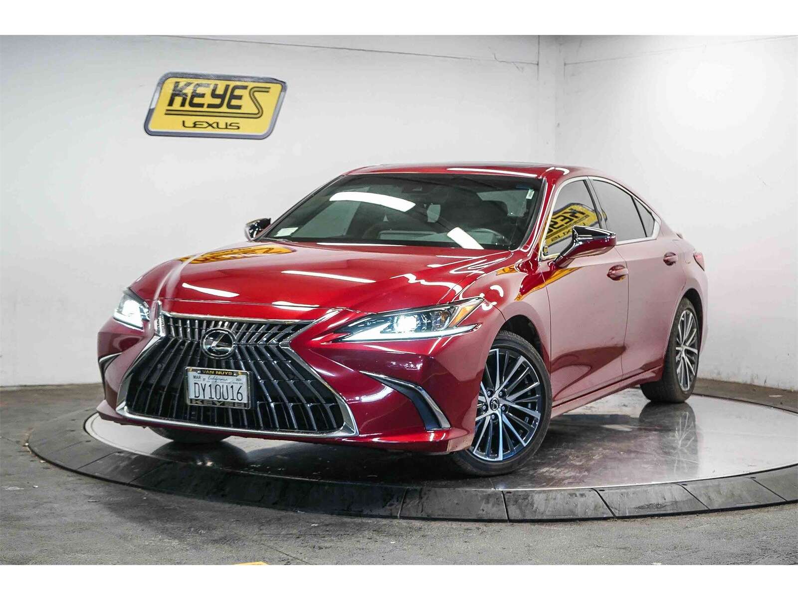 2025 Lexus ES Hybrid 300h's photo