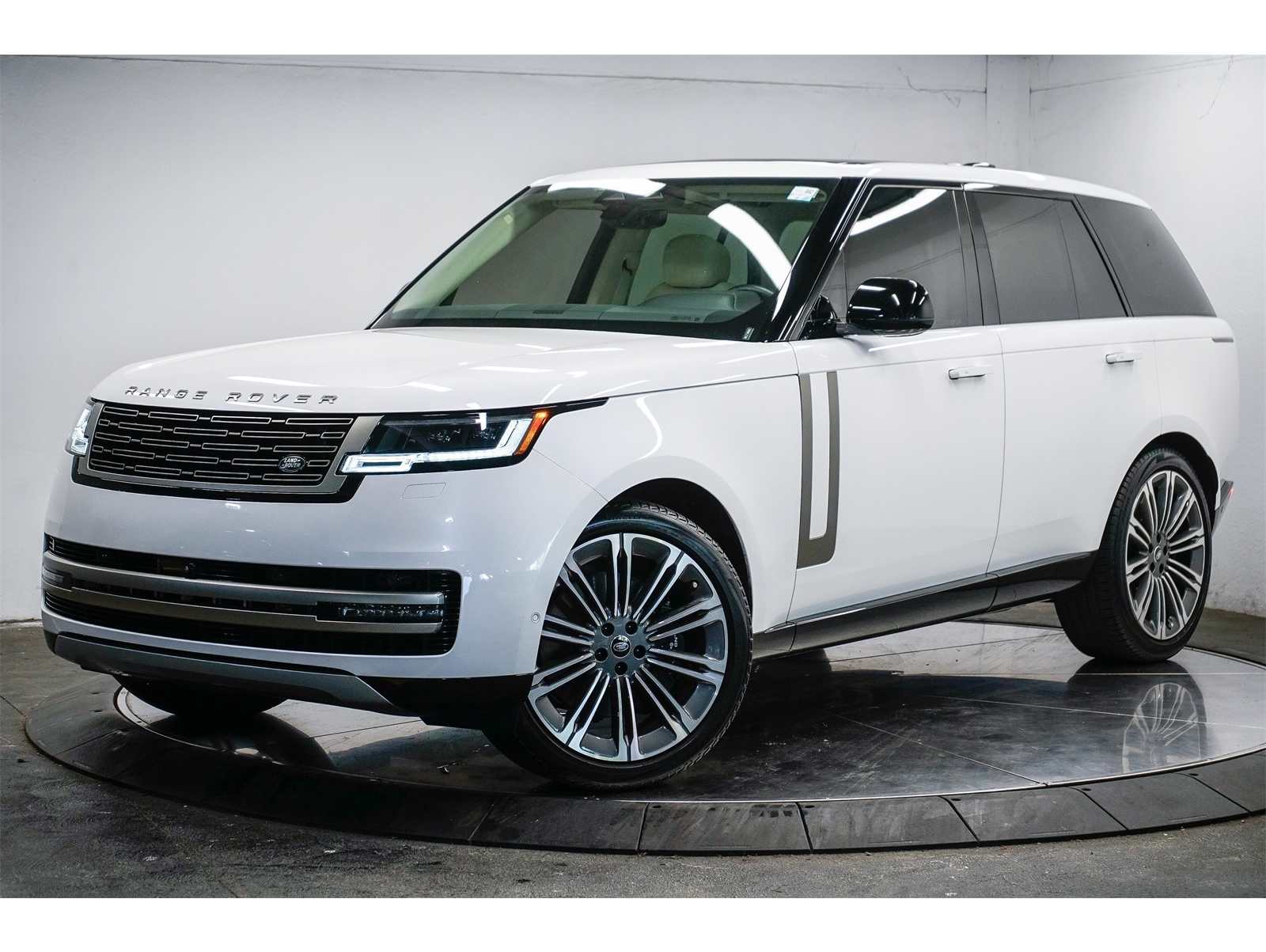 2024 Land Rover Range Rover SE's photo