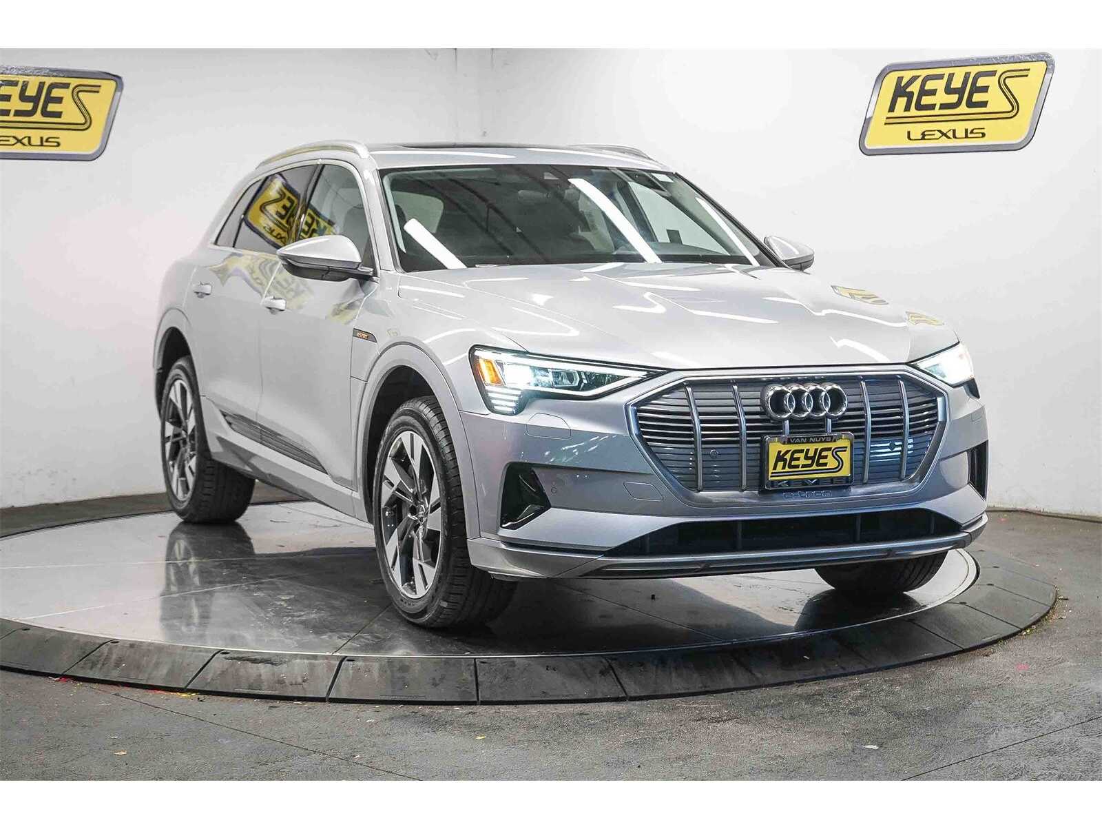 2023 Audi e-tron Premium's photo