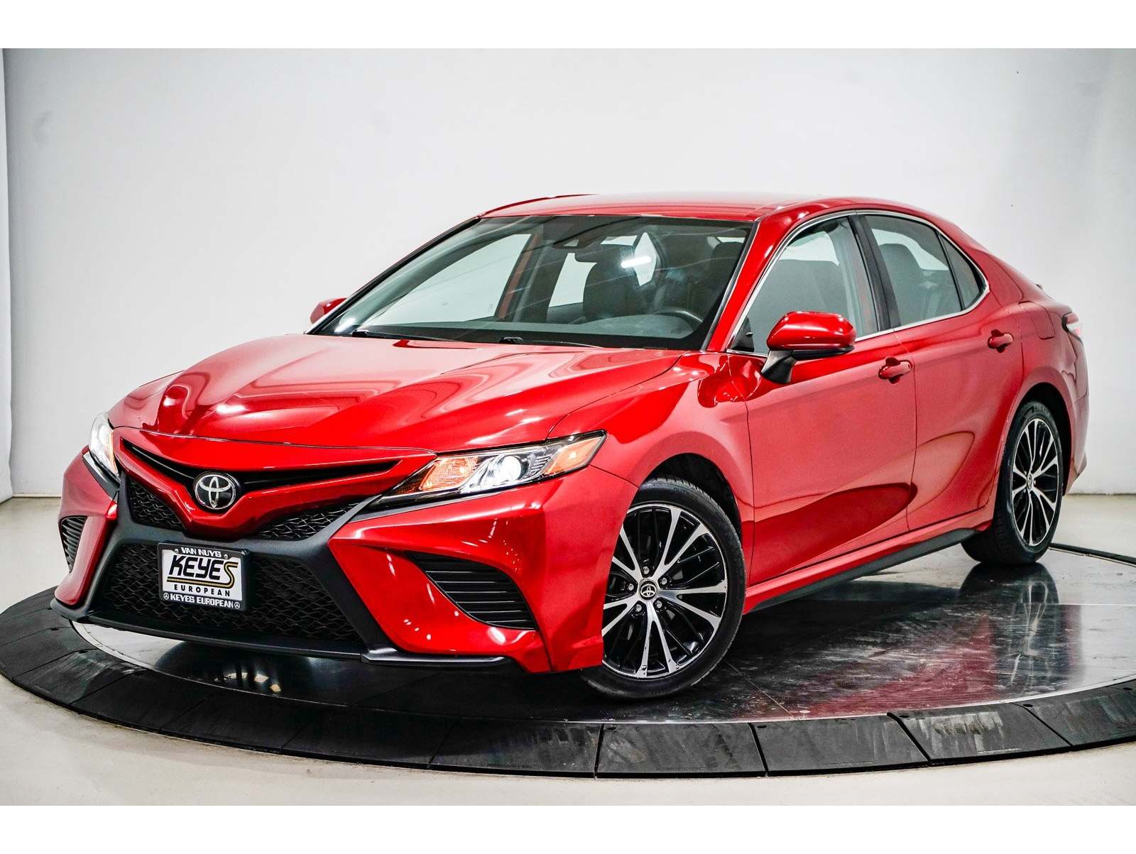 2020 Toyota Camry SE's photo