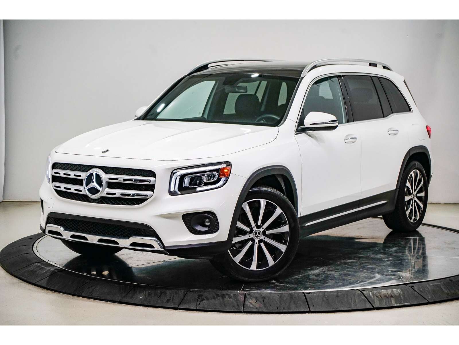 2023 Mercedes-Benz GLB Base's photo