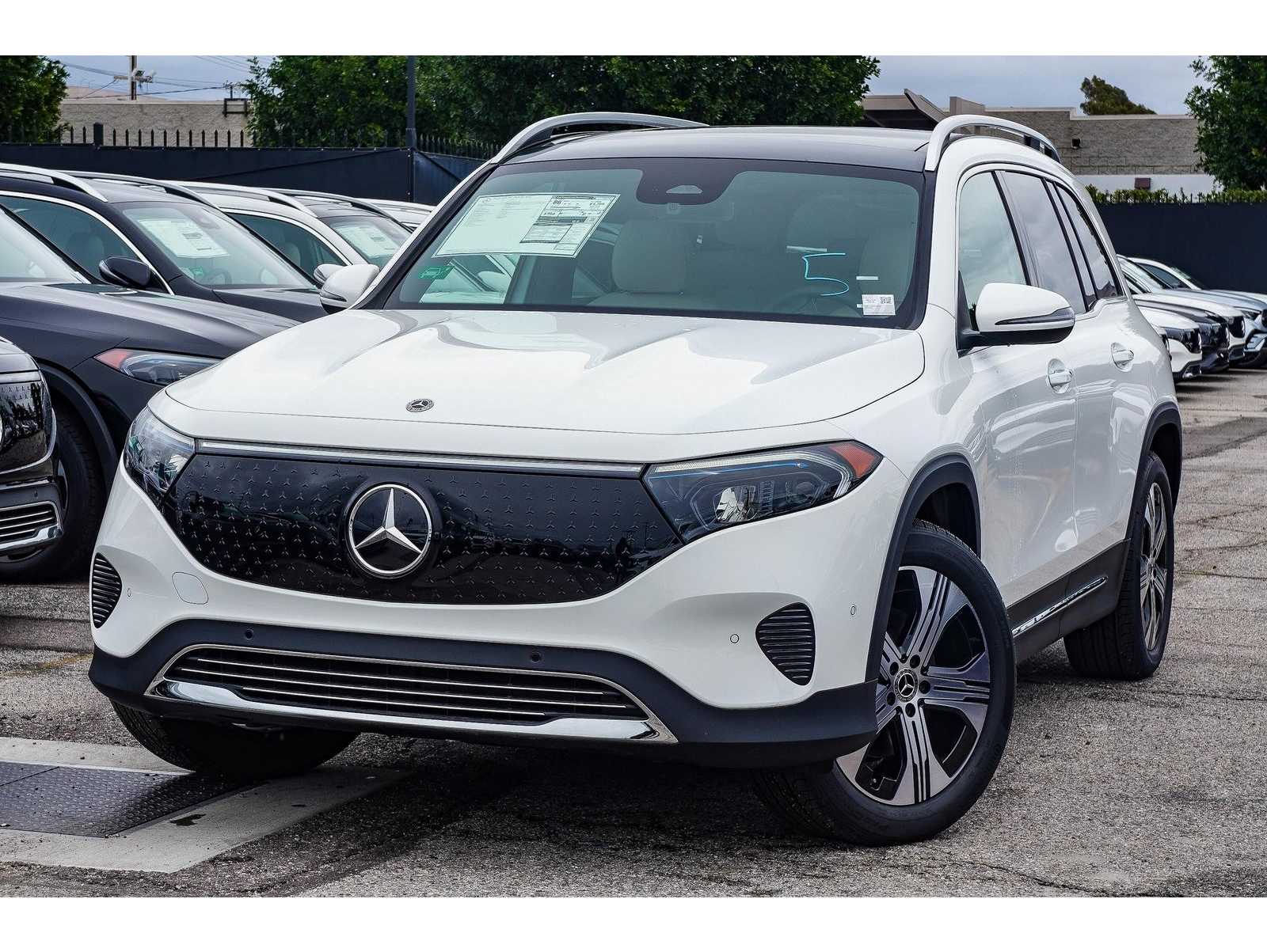 2025 Mercedes-Benz EQB Base's photo