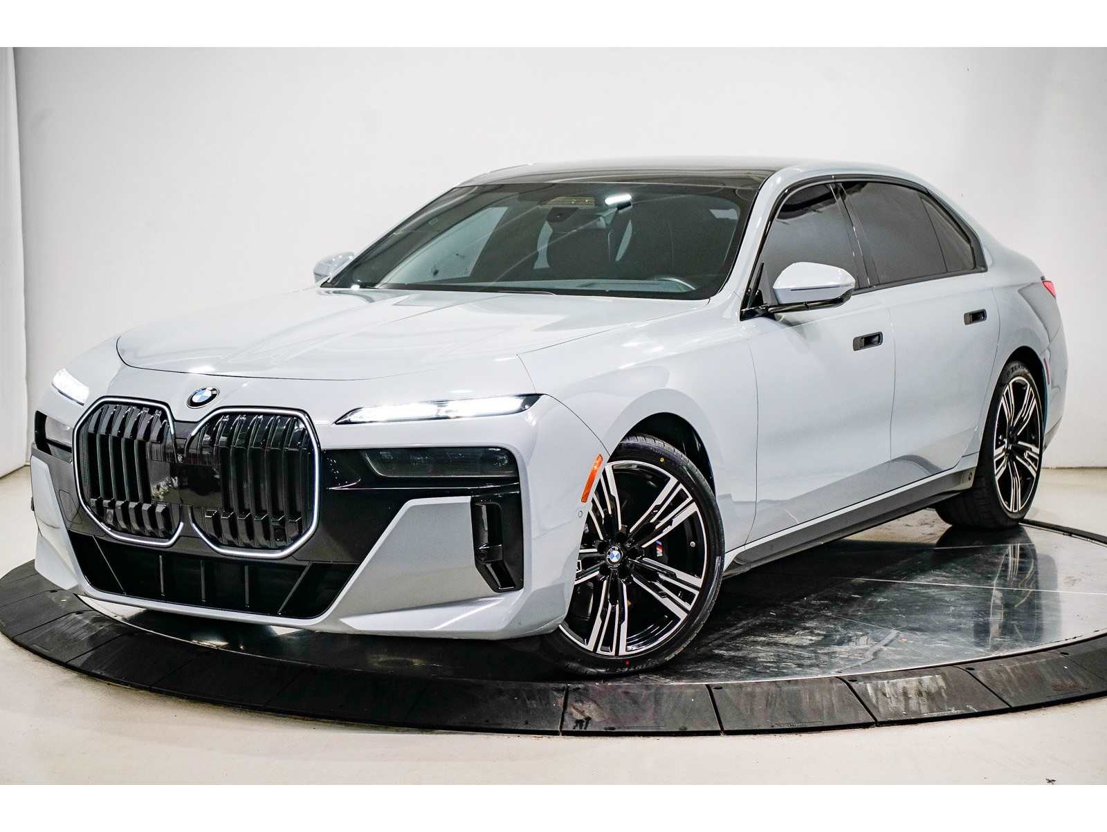 2024 BMW 7 Series 760i's photo