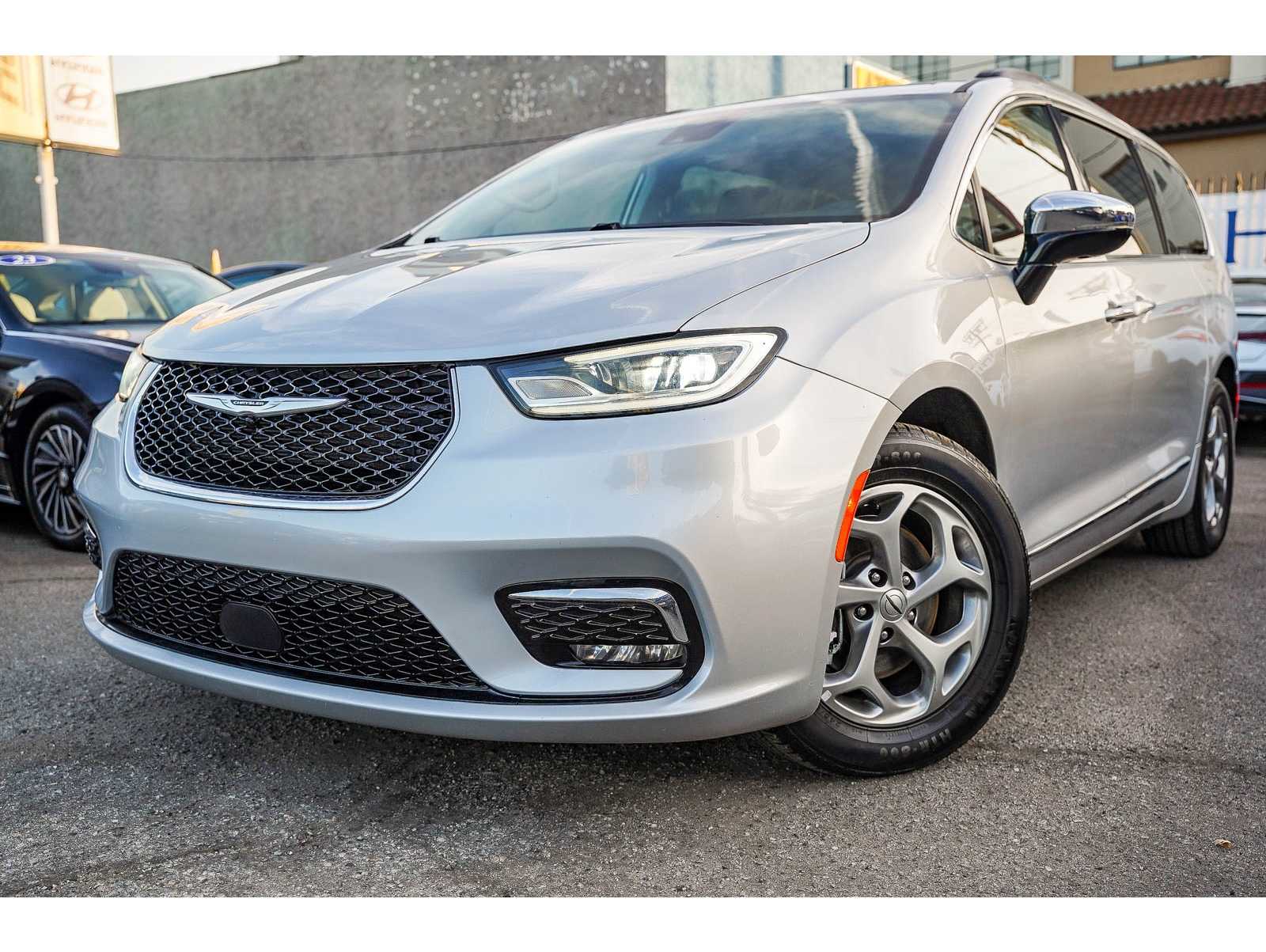 2023 Chrysler Pacifica Limited's photo