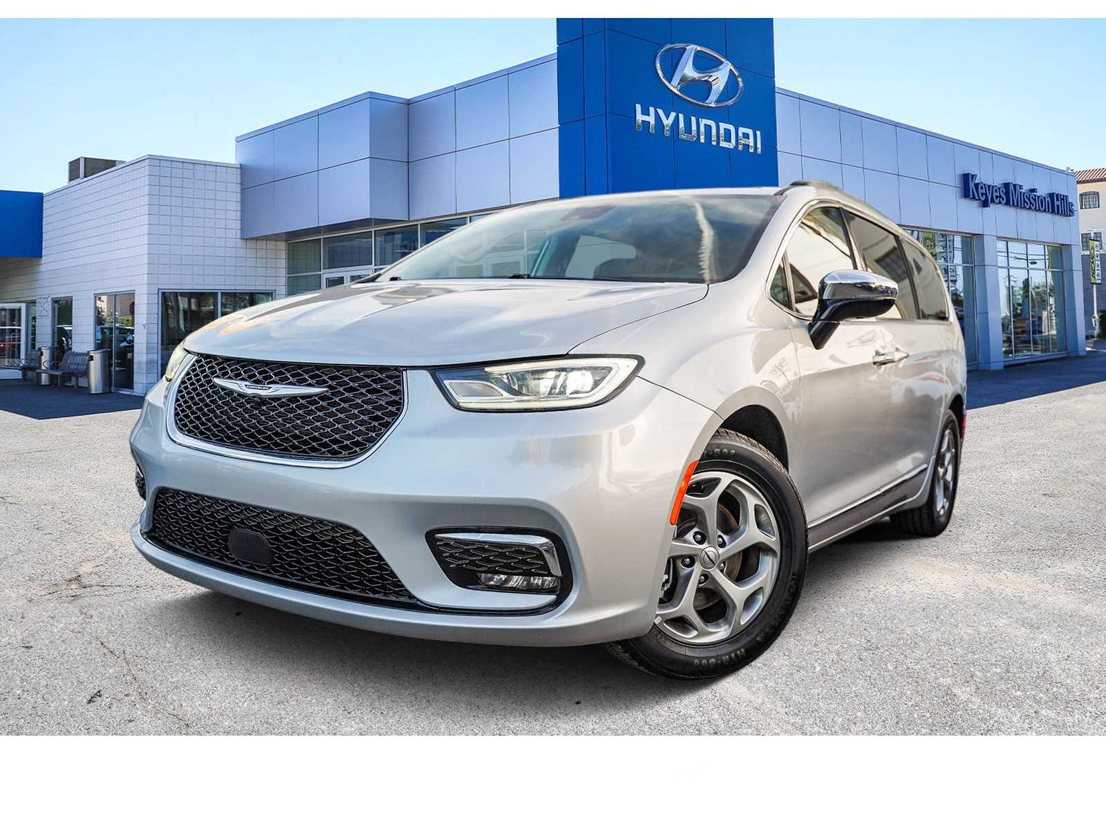 2023 Chrysler Pacifica Limited's photo