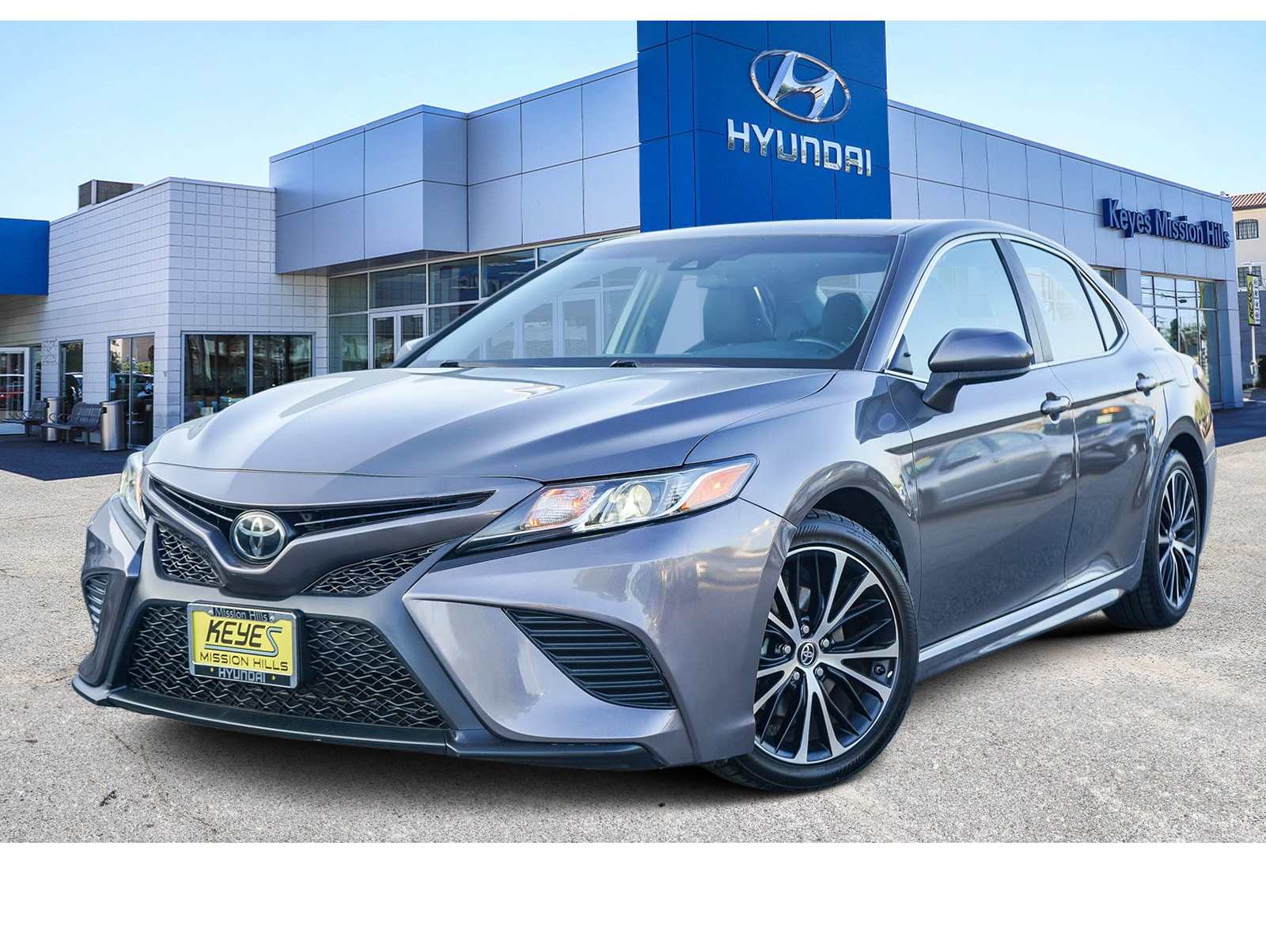 2019 Toyota Camry SE's photo